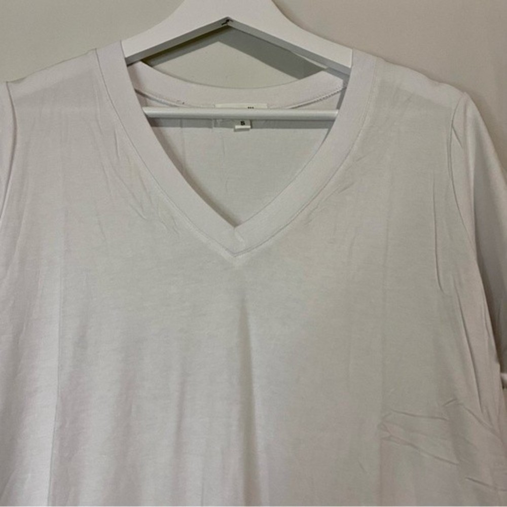 Amaryllis Women’s Short Sleeve V Neck Tee Shirt White NWOT - Picture 2 of 8